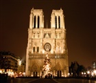 Regarder la photo: Paris - Bert - Notre-Dame de Paris, pour les Parisiens Notre-Dame, est la cathédrale de l'archidiocèse catholique de Paris. Notre-Dame de Paris n'est pas la plus grande des cathédrales françaises, mais elle est indiscutablement l'une des plus remarquables qu'ait produites l'architecture gothique en France et fut lors de son achèvement la plus grande cathédrale de la chrétienté. Ce chef-d’œuvre, l’un des symboles les plus connus de la capitale française, est situé à l’extrémité de l’île de la Cité, centre historique de la ville, tout près des berges de la Seine. Sa façade occidentale domine le parvis Notre-Dame - place Jean-Paul II. (Wikipeida.org)