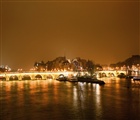 Regarder la photo: Paris - Bert - Le pont Neuf est, malgré son nom, le plus ancien pont de Paris qui traverse la Seine et qui soit toujours intact. Il est classé monument historique depuis 1889. C'est, après le pont aval et le pont amont du périphérique, le troisième plus long pont de Paris (232 m). Son nom vient du fait que c'est le premier pont en pierre de Paris (auparavant les ponts étaient construits en bois). (Wikipedia.org)